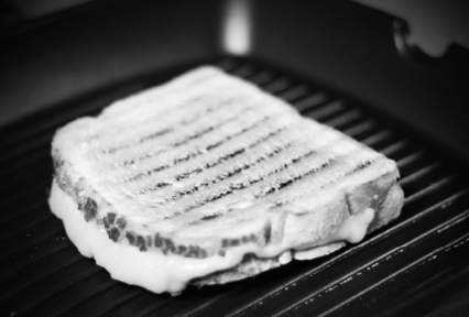 Croque monsieur die aan het bakken is
